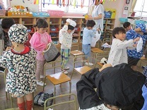 身支度をする子どもの写真