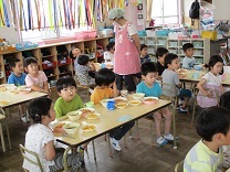 いただきますを待つ4歳児の写真