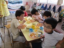 カレーを食べる5歳児の写真