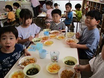 カレーを食べる子どもの様子の写真