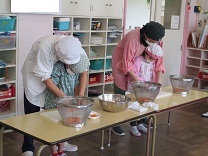 包丁を使う5歳児の写真