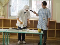 ルウづくりのデモンストレーションの写真