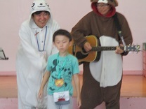 メダルをもらって喜ぶ誕生児の写真