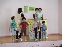 みんなにお祝いしてもらう7月の誕生児の写真