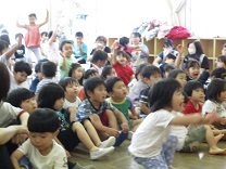 大興奮の子どもの写真