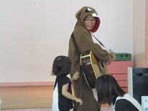 たぬぞうのポケットをたたく子どもの写真