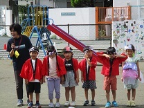 代表によるお店の説明とPRをする子どもの写真