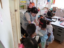 園内放送をアナウンスする子供の写真