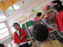 お宝くじコーナーの子どもの写真