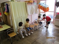 輪投げの順番を待つ子供の写真