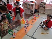 輪を投げる1歳児の写真