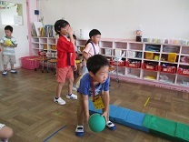 ボウリングを楽しむ4歳児の写真