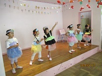 舞台で踊る子どもたちの写真