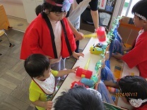 へびへびパニックを楽しむ1歳児の写真