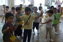 踊りを踊る4歳児の写真