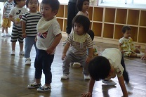 踊りを楽しむ1歳児の写真