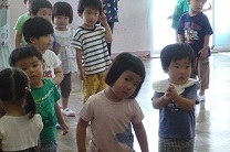踊りを楽しむ2歳児の写真
