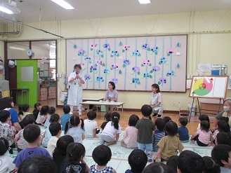 園内ホールで食育集会をしている様子の写真