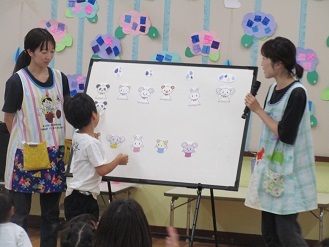 6月誕生会のパネルシアターを見ている様子の写真