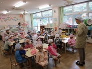 4歳児ぱんだ組がスモックを着て話を聞いている様子の写真