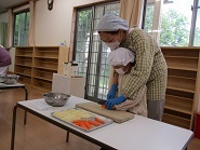 4歳児ぱんだ組が包丁でにんじん、じゃがいもを切っている様子の写真