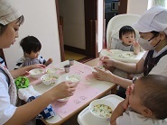 0歳児ひよこ組が給食を食べている様子の写真