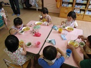 1歳児りす組がカレーを食べている様子の写真