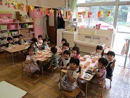 2歳児うさぎ組がカレーを食べている様子の写真