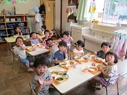 3歳児こあら組がカレーを食べている様子の写真