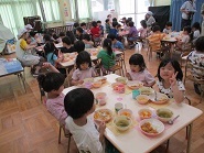 4歳児ぱんだ組がカレーを食べている様子の写真