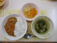 カレーパーティーの給食の写真