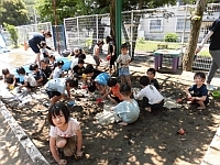 写真:4歳児泥んこ遊びの様子