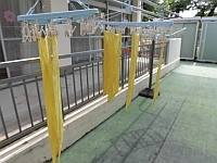 写真:染まった布を干しているところ