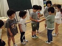 写真:カードのプレゼントを渡しているところ