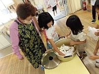 写真:縛った布を鍋に入れている様子