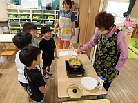 写真:染まるように鍋で煮ているところ