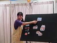 写真:パネルシアターを演じている様子