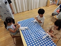 写真:ぬのを縛り模様をつけている様子