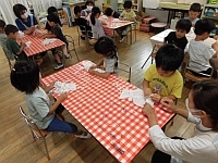 写真:輪ゴムで布をしばっているところ