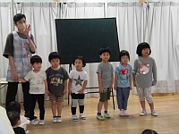 写真:誕生児の紹介の様子