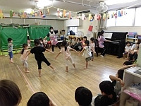 写真:音に合わせて体を動かしている様子