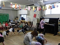 写真:体を動かしている様子