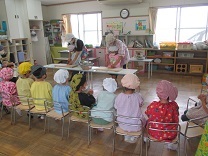 包丁で材料を切る5歳児クラスの様子の写真