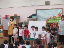 全クラスの誕生児がならんでインタビューを受ける様子の写真