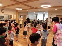 写真:高齢者の前で踊りを見せている様子