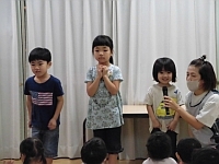 写真:誕生児へのインタビューの様子