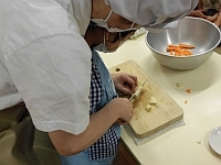 写真:野菜を切る様子