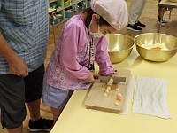 写真:野菜を包丁で切っている様子