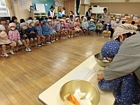 写真:調理活動の様子を他のクラスが見に来ている様子