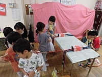 写真:縁日のくじ引きの様子